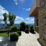 Shtepia Tradites Gjinar Holiday home *