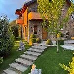 Shtepia Tradites Gjinar Holiday home