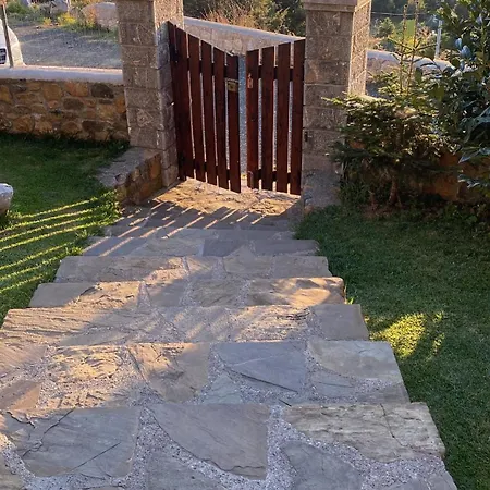 Shtepia Tradites Gjinar Holiday home