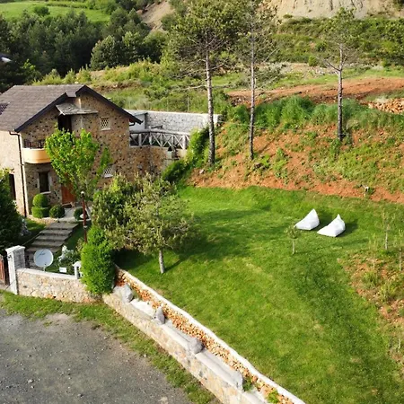 Shtepia Tradites Gjinar 펜션 *