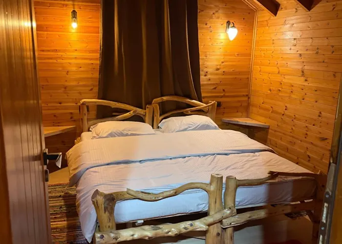 Shtepia Tradites Gjinar 펜션 엘바산